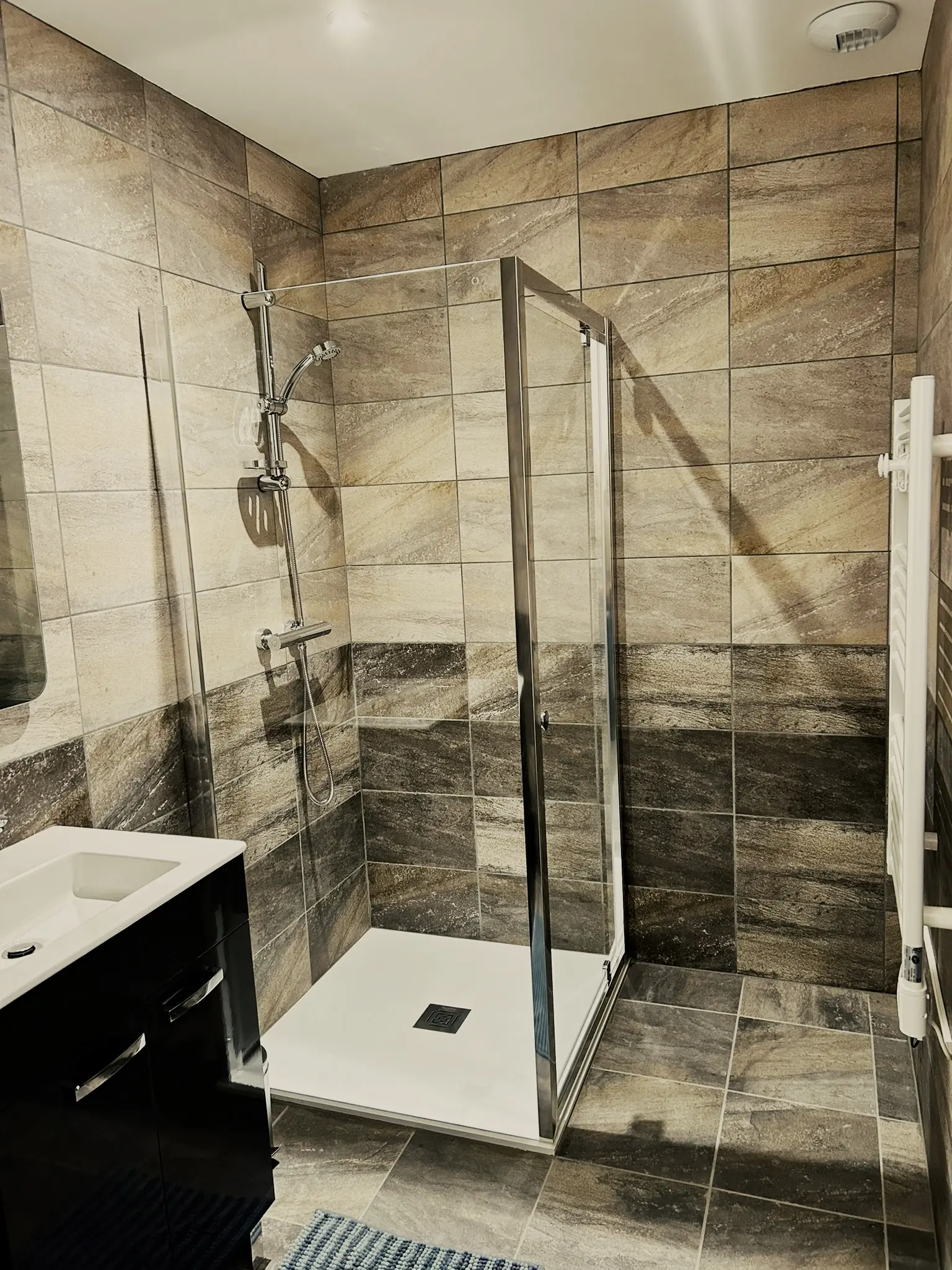 Gîte 3 chambres en Aveyron | La Barbaresque à Nant 5 Salle de bain chambre Roc Nantais